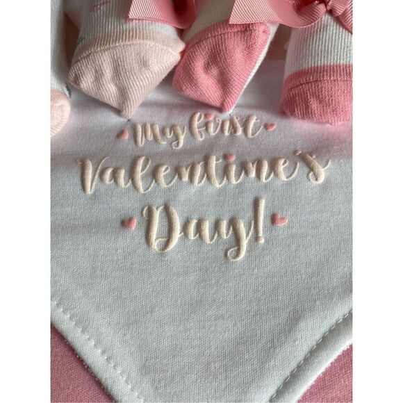 TRUE BABY 0-6 MONTH - 1ST VALENTINES BIB AND SOCK SET - Picture 2 of 7